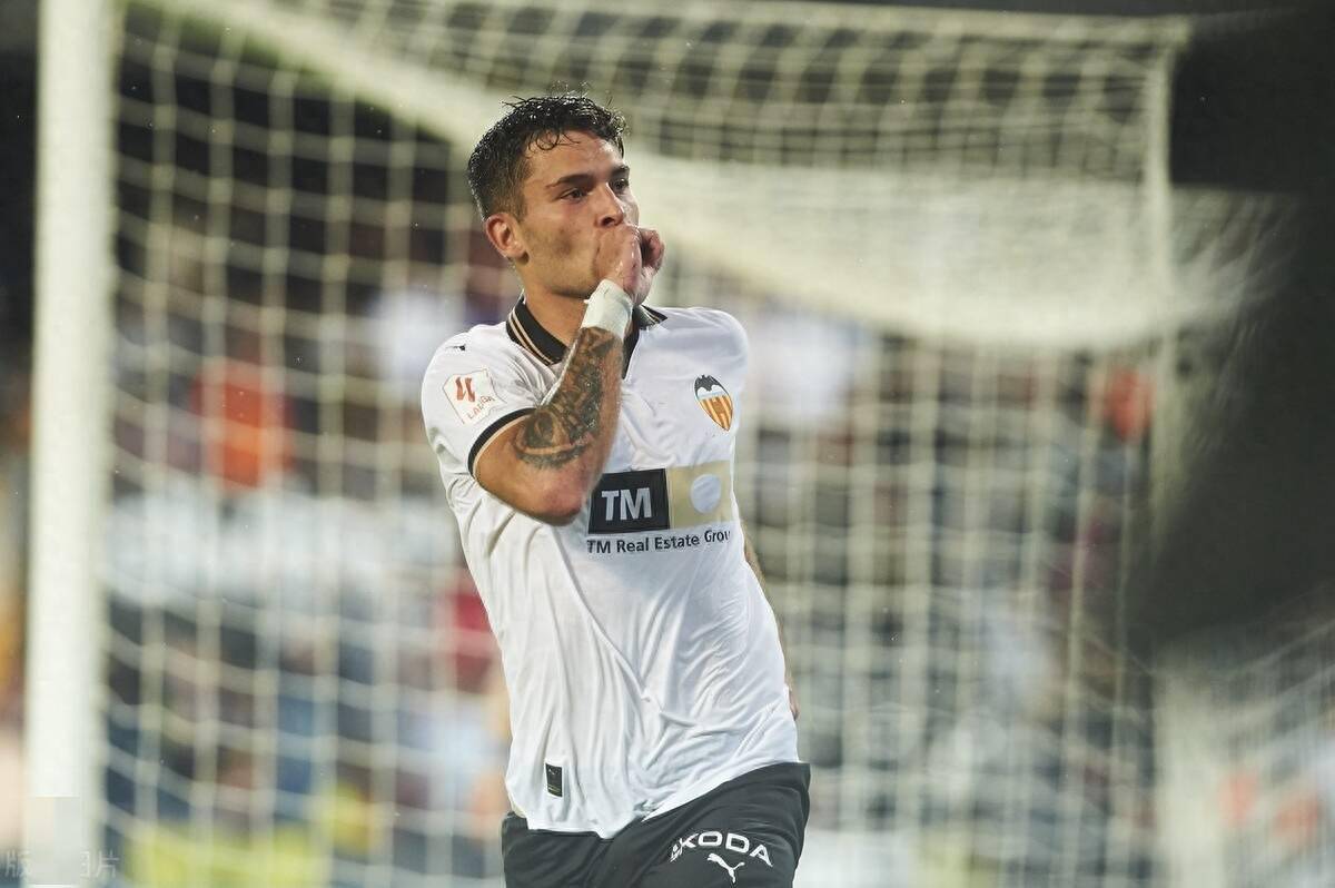 瓦伦西亚在西甲比赛中积分榜上升，赛季表现亮眼的简单介绍