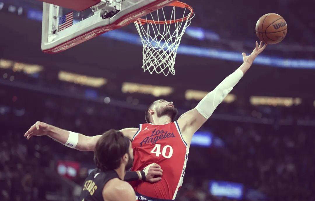 快船战胜骑士，取得三连胜