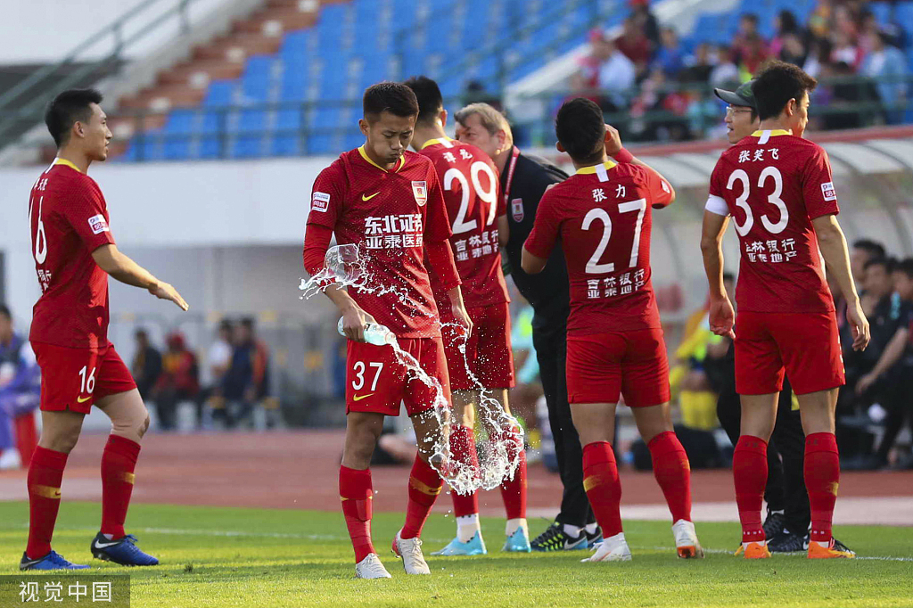 大连实德客场击败贵州恒丰，取得关键胜利的简单介绍