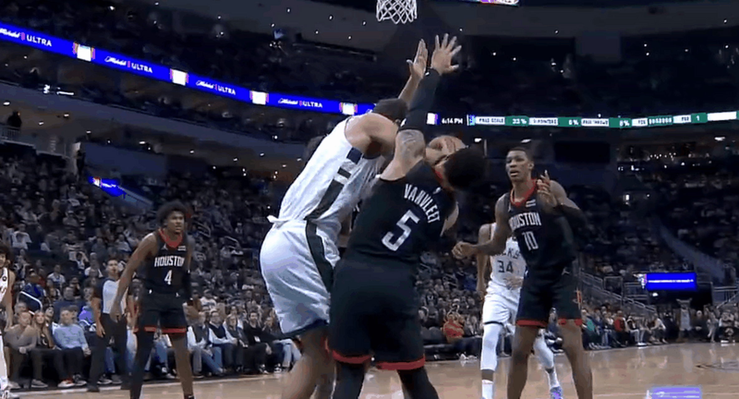 包含尼克斯完胜雄鹿，范弗利特点燃赛场的词条